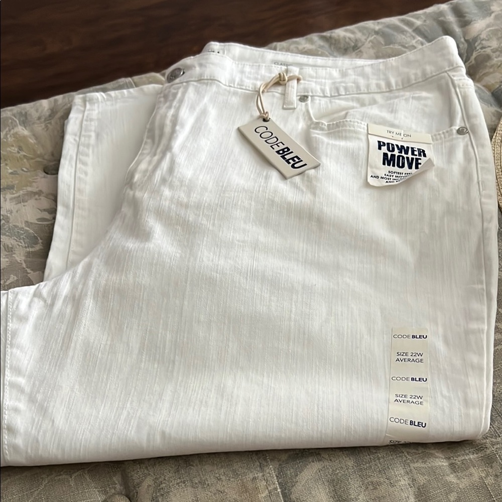Code Bleu Women’s White Capri, Size 22W, Very Nice, NWT